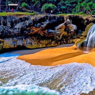 Fenomena dari 6 Pantai Unik, Hanya di Indonesia (2)